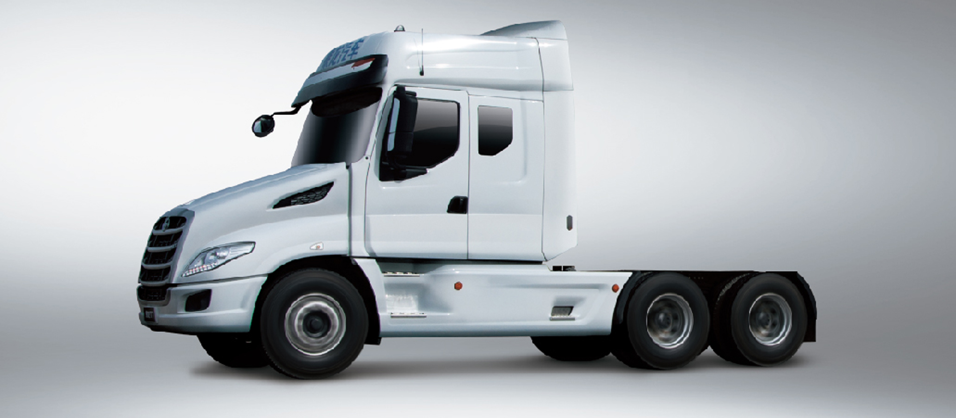T7牽引車 美式長頭造型：長頭造型設計，對駕駛員形成天然保護，同時降低駕駛室重心與側翻風險